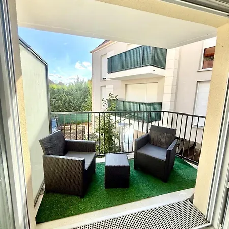 Surequipe & Terrasse - Avec Parking, Pres De Gare